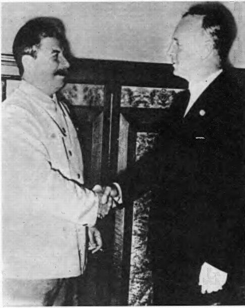 ИВ Сталин и И Риббентроп скрепляют договоренность рукопожатием ВМ - фото 5