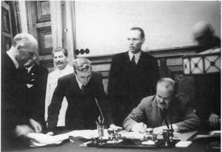 ВМ Молотов подписывает договор от 28 сентября 1939 г Российский - фото 13