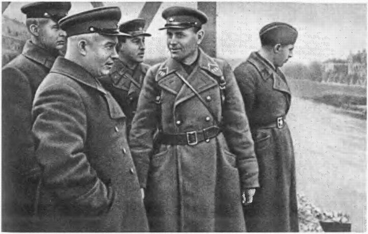 Член Военсовета Украинского фронта НС Хрущев 29 сентября 1939 г у реки Сан - фото 14