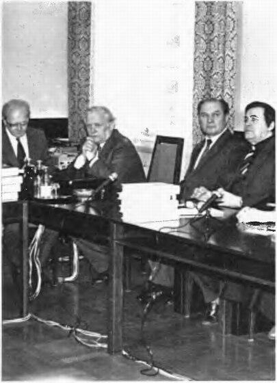 Советские члены комиссии заместитель председателя ВВ Журавлев и ПА - фото 44