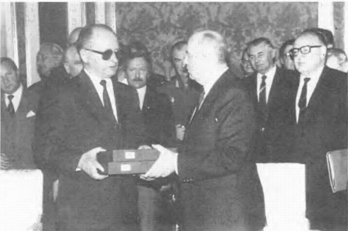 Президент СССР MС Горбачев передает Президенту Республики Польша В - фото 51