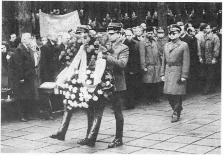 Президент РП возлагает 14 апреля 1990 г венок к символической могиле в - фото 52