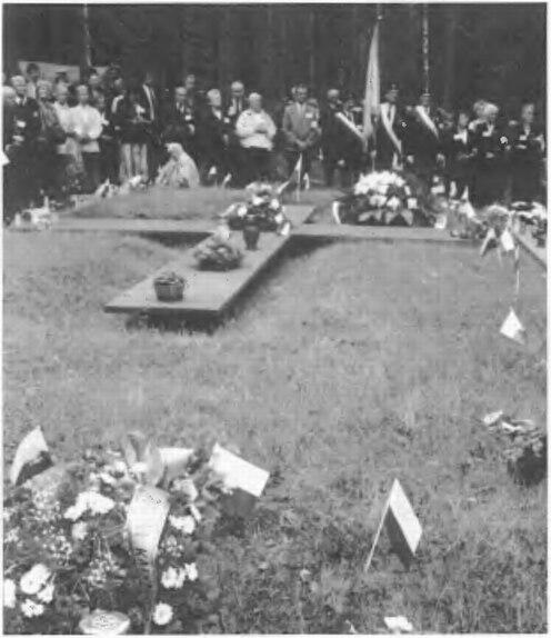 Открытие Мемориала Катынь 28 июля 2000 г Братские могилы под лежачими - фото 74