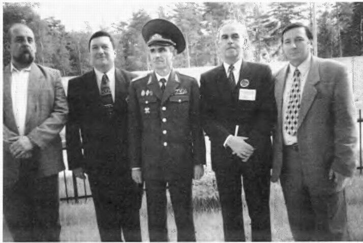 Участники расследования Катынского дела и эксгумации в Медном справа налево - фото 85