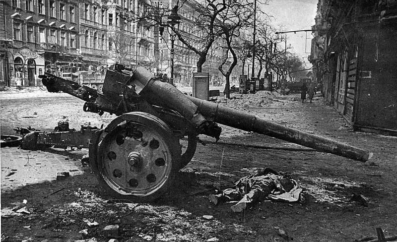 Е Халдей Фотохроника ТАСС В Будапеште Тяжелое немецкое орудие разбитое - фото 8