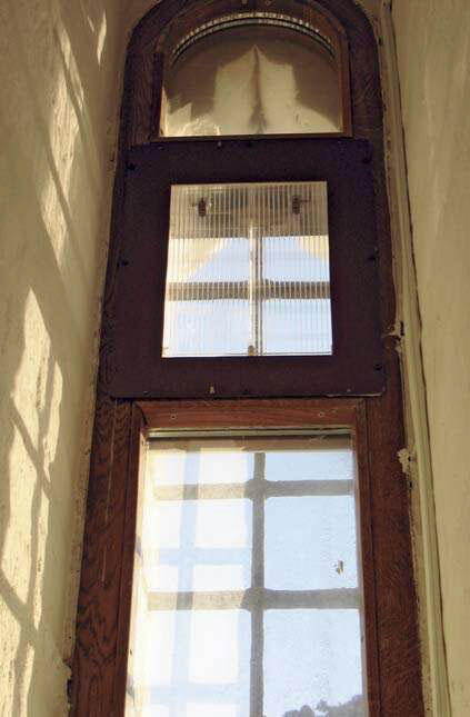 Ил 14 АУ во фрагменте окна 1го яруса колокольни Иван Великий г Москва - фото 257