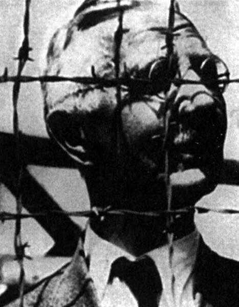 В тюрьме после ареста агентами гестапо в 1944 году В зале суда - фото 15