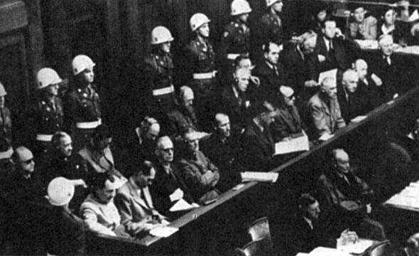 В зале суда Нюрбергского трибунала На скамье подсудимых Нюрнбергского - фото 16