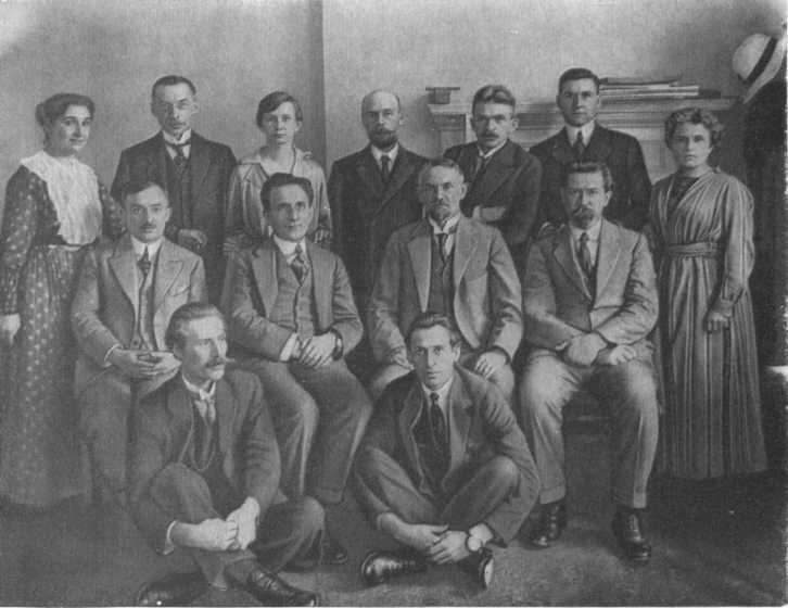 В П Ногин и Л Б Красин среди членов первой торговой делегации 1920 г В - фото 30