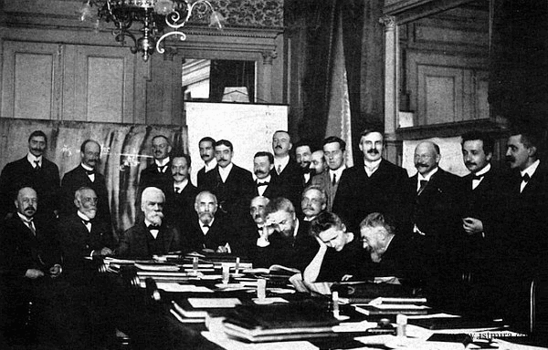 Рис 12 На первом Сольвеевском конгрессе 1911 года Пуанкаре крайний справа в - фото 5