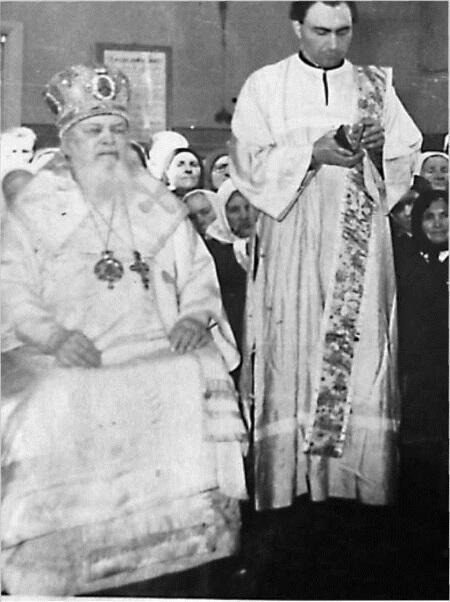 Крайний слева архиепископ Лука ВойноЯсенецкий крайний справа протоиерей - фото 5