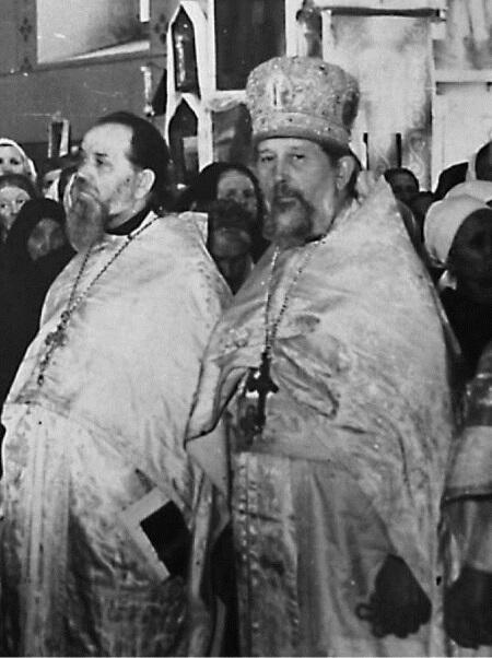 Крайний слева архиепископ Лука ВойноЯсенецкий крайний справа протоиерей - фото 6