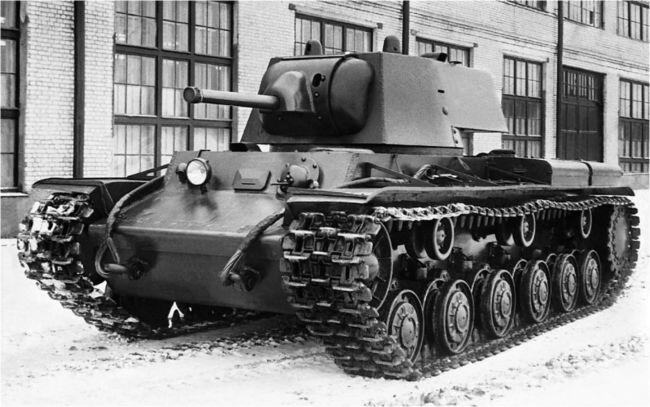 Танк КВ1 выпуска декабря 1940 года с 76мм пушкой Л11 во дворе Кировского - фото 4