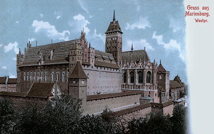 Вид на западную часть замка Мариенбург Слева Средний замок в центре - фото 9