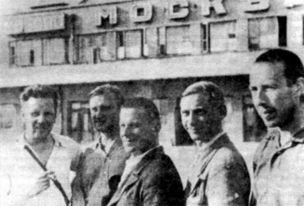 Экипаж Н П Шебанова второй справа после возвращения из рекордного перелета - фото 11