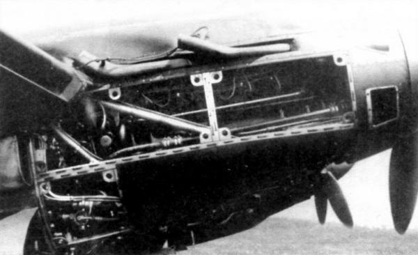 Раскапотированный двигатель АМ37 июль 1941 г Люковая установка с - фото 28