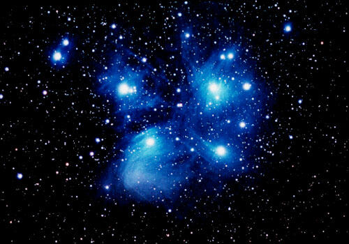 Рис 134 Молодые горячие звезды в рассеянном скоплении Плеяды и голубые - фото 149