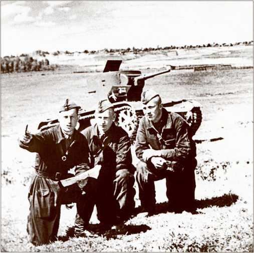 Командир танка Т26 ставит экипажу боевую задачу на учениях Советские - фото 3