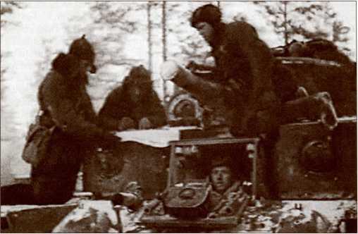 Танкисты 20й танковой бригады на своей боевой машине Около семи утра штаб - фото 27