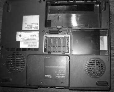 Рис 16 Вид на ноутбук снизу с вынутыми АКБ и жестким диском Отдельно АКБ и - фото 6