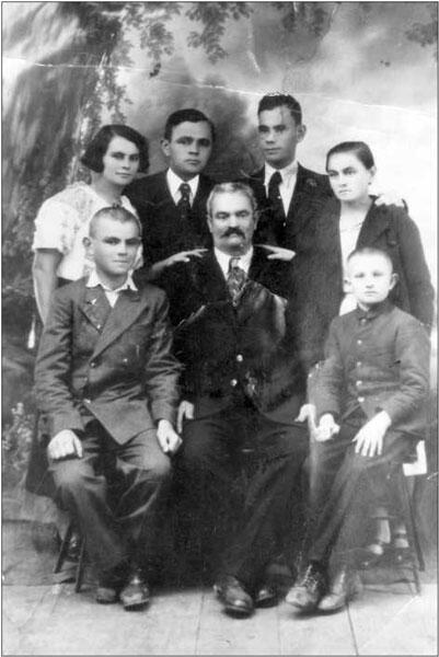 На снимке Семья Лейбу 1934 год год смерти матери Стоят слева направо - фото 2