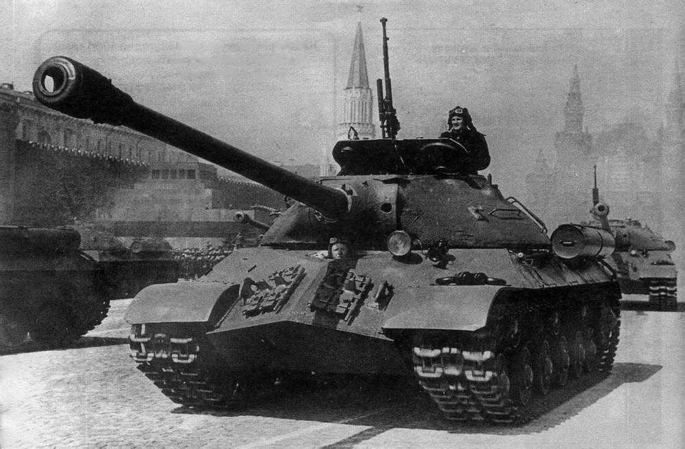 Тяжелые танки ИС3 на Красной Площади 1 мая 1949 года В начале второй - фото 2