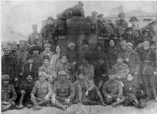 Бойцы 55го автобронеотряда Красной Армии и турецкие солдаты у броневика Гром - фото 47