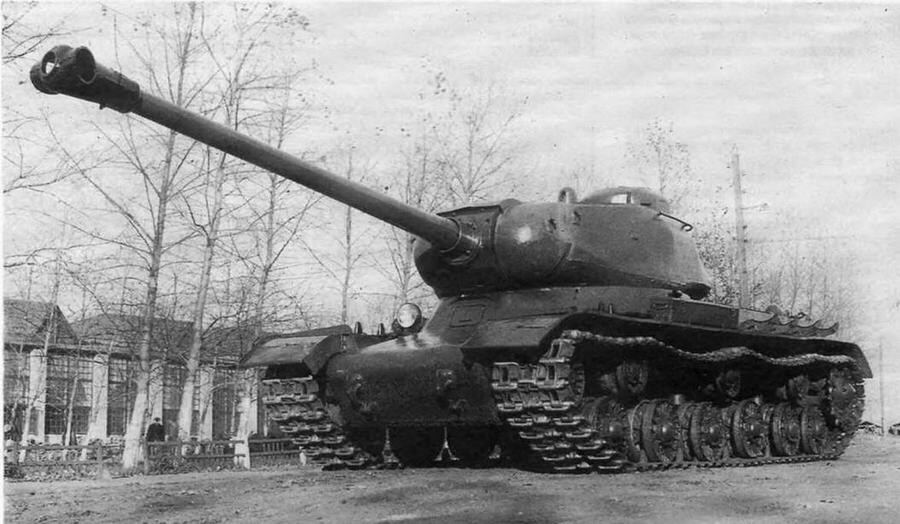 Тяжелый танк ИС122 объект 240 Вверху во дворе завода 100 внизу на - фото 14