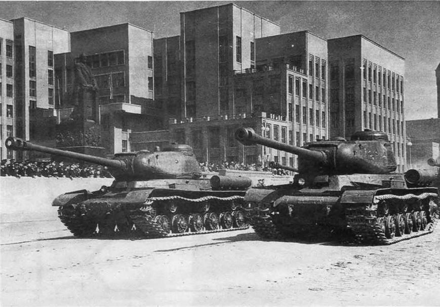 Парад в Минске 1 мая 1952 года На переднем плане ИС2 раннего выпуска У - фото 29