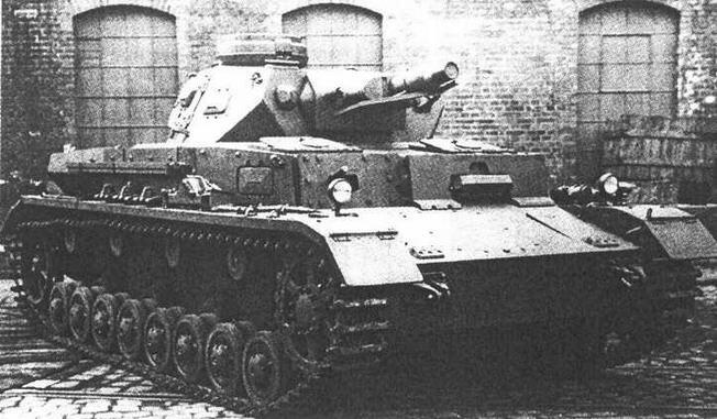 PzIV AusfE во дворе завода Обращают на себя внимание 30мм накладная броня - фото 14