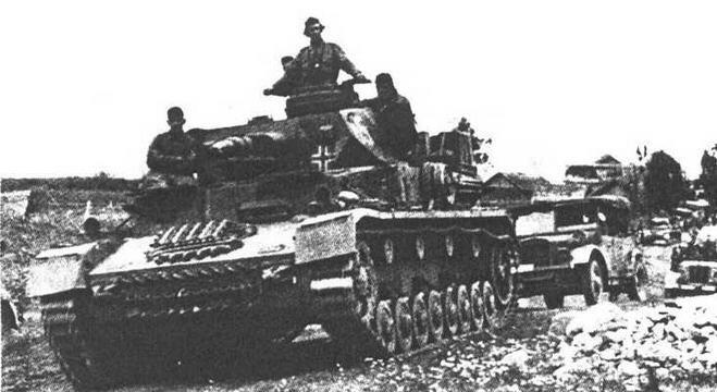 Pz IV Ausf E Обращают на себя внимание нештатное крепление записных траков на - фото 40