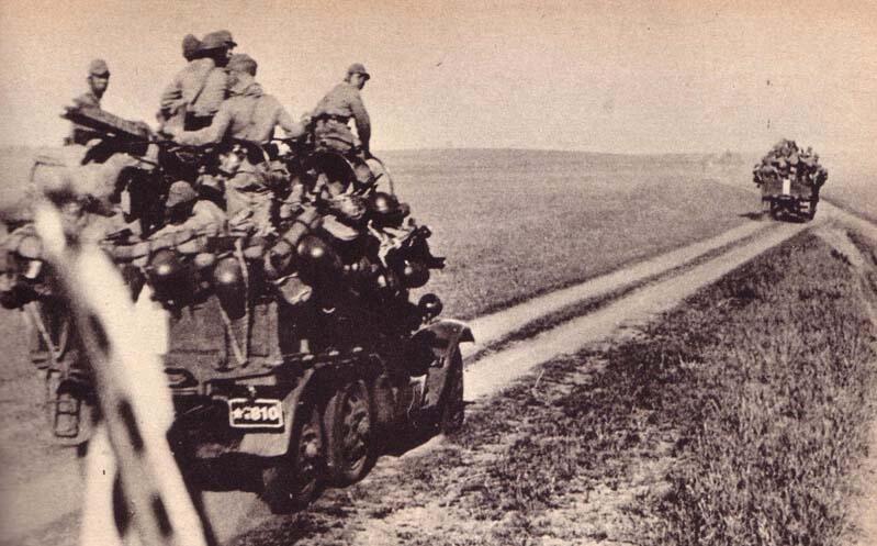 4й транспортный полк перевозит солдат по грунтовой дороге из Хандагая в - фото 4