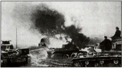 Немецкие танки из 11й тд проходят мимо горящего советского БТ7 22 июня 1941 - фото 9