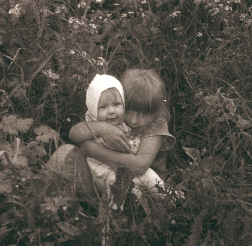 Мне семь лет С сестрой Ксенией на даче в Сосново Я и Ксения на даче в - фото 5