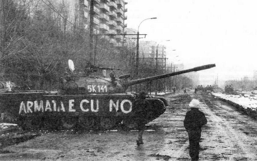 Средний танк TR85 в Бухаресте в дни свержения режима Чаушеску Декабрь 1989 - фото 2