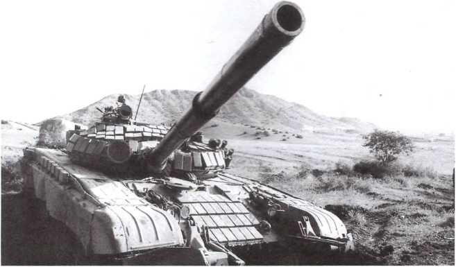 Танк Т72Б азербайджанской армии на боевой позиции Машина оборудована колейным - фото 181