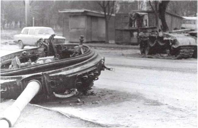 После штурма оппозиции уничтоженный танк Т72А Грозный 3 декабря 1994 года - фото 188