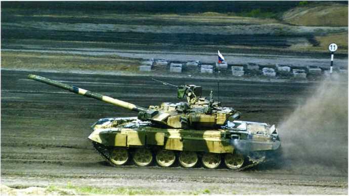 Показательные заезды танка Т90C во время проведения выставки ВТТВ2001 в - фото 223