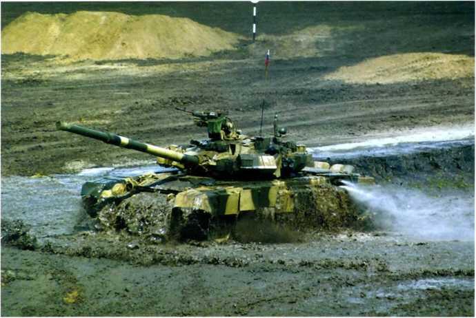 Показательные заезды танка Т90C во время проведения выставки ВТТВ2001 в - фото 224