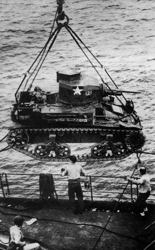 Выгрузка танков на снимке М2 А 4 на оГуадалканал Июнь 1942 года Бои на - фото 40