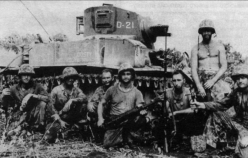Морские пехотинцы позируют на фоне огнеметного танка М3 А1 Satan 2й танковый - фото 42