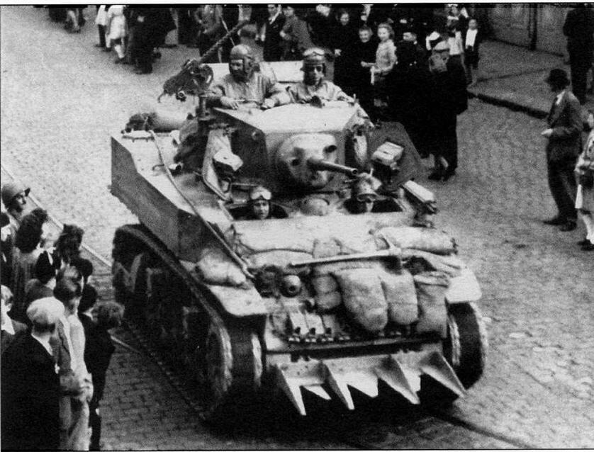 М5А1 на улице одного из французских городов Сентябрь 1944 года Машина - фото 52