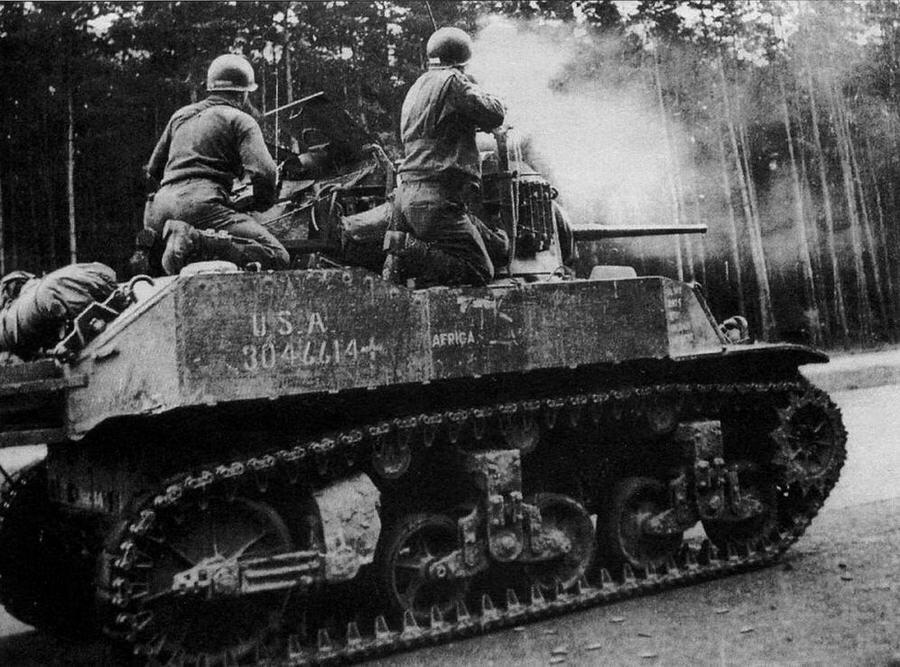 Экипаж танка М5А1 3й танковой дивизии ведет огонь по немецким снайперам в - фото 56