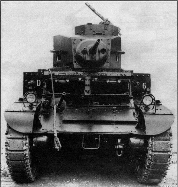 Легкий танк М3 На виде спереди видны открытые крышки смотровых лючков в - фото 9