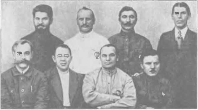 Сидят слева направо главком СС Каменев член РВС Республики СИ Гусев - фото 11