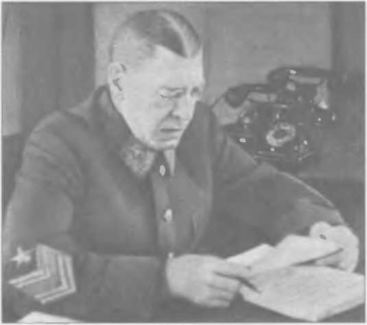 Заместитель наркома обороны СССР БМ Шапошников в рабочем кабинете 1942 г - фото 29