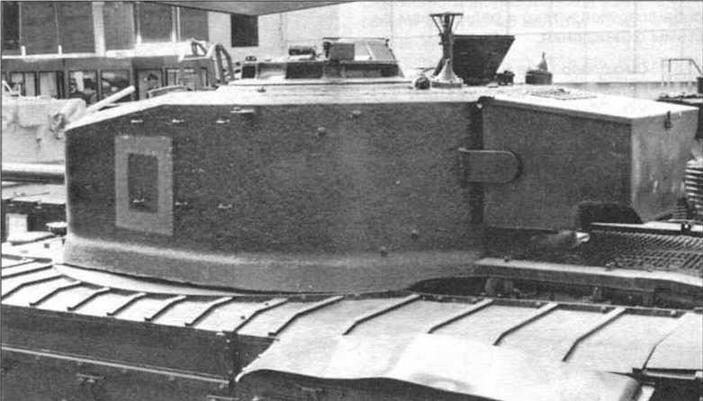 Вверху башня танка модификации Черчилль VII с массивным ящиком для - фото 23