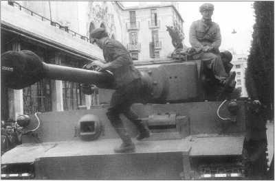 Танк Тигр I в городе Тунисе Конец 1942 года ТЯЖЕЛЫЕ ОТДЕЛЬНЫЕ БАТАЛЬОНЫ - фото 14