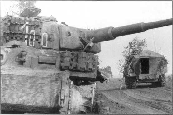Танк Тигр I 100 из состава 1й роты во время инспекции февраль 1944 года - фото 126