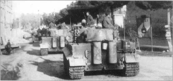 Тигры 2й роты 508го танкового батальона двигаются через Рим Италия 14 - фото 130